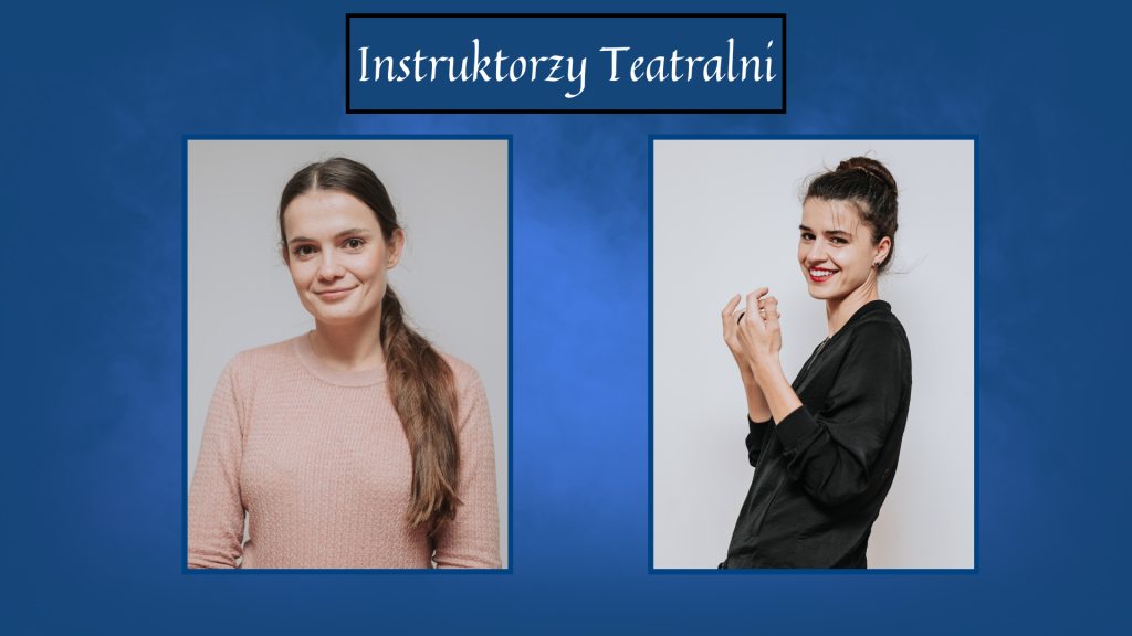 Grafika z napisem "Instruktorzy Teatralni" na niebieskim tle. Poniżej znajdują się dwa zdjęcia kobiet: po lewej stronie kobieta w różowym swetrze z długimi brązowymi włosami spiętymi w kucyk, uśmiechnięta i patrząca w stronę obiektywu; po prawej stronie kobieta w czarnej bluzie z ciemnymi włosami upiętymi w kok, uśmiecha się szeroko i gestykuluje dłońmi.