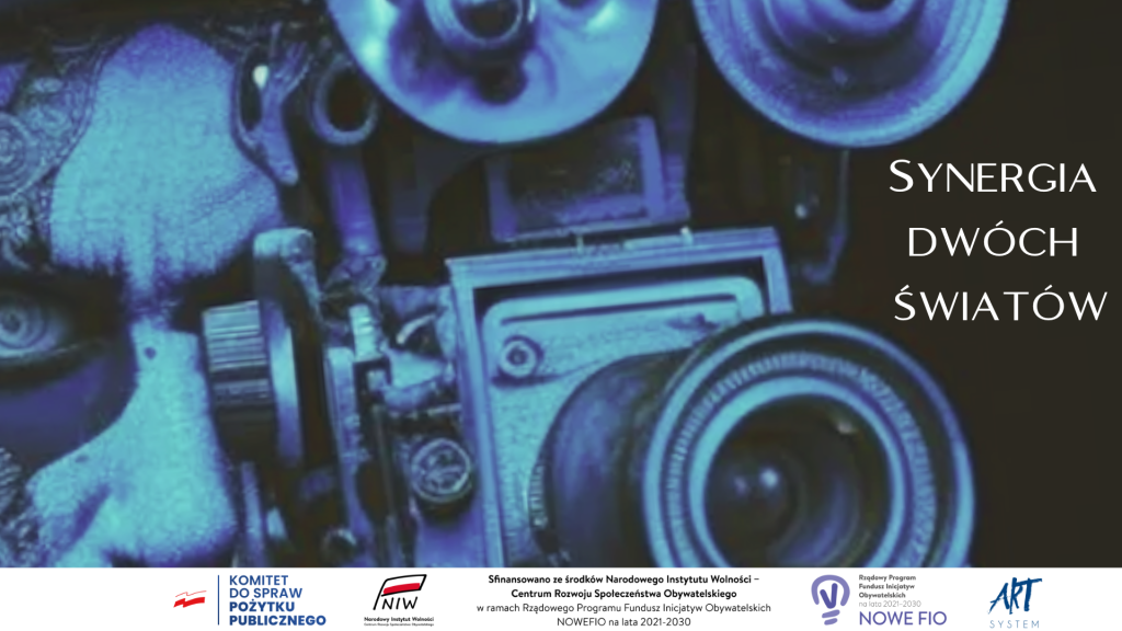 Grafika promująca projekt Synergia Dwóch Światów. Po lewej stronie widoczna jest niebiesko zabarwiona twarz artysty w teatralnym makijażu, połączona z elementami starego projektora filmowego. Po prawej stronie znajduje się biały napis: 'Synergia dwóch światów'. Na dole umieszczono logotypy Komitetu do Spraw Pożytku Publicznego, Narodowego Instytutu Wolności, programu NOWEFIO oraz Fundacji ArtSystem, wraz z informacją o finansowaniu projektu z programu Fundusz Inicjatyw Obywatelskich na lata 2021–2030.