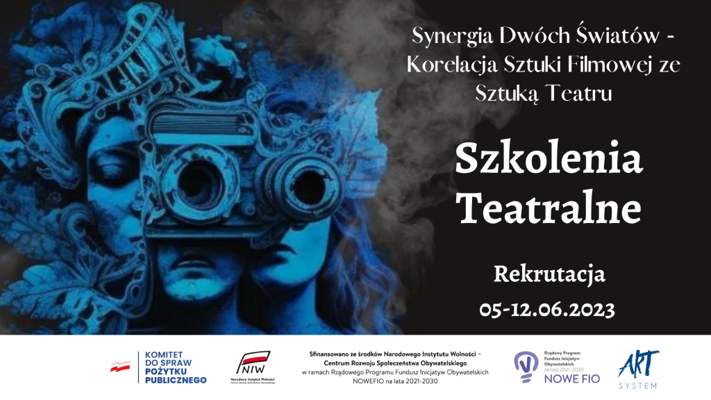 Plakat promujący projekt „Synergia Dwóch Światów – Korelacja Sztuki Filmowej ze Sztuką Teatru”. Po lewej stronie znajduje się niebieska ilustracja przedstawiająca twarze splecione z motywami roślinnymi i kamerą filmową. Po prawej stronie widnieje biały tekst na czarnym tle: „Szkolenia Teatralne. Rekrutacja 05–12.06.2023”. Na dole umieszczono logotypy: Komitetu do Spraw Pożytku Publicznego, Narodowego Instytutu Wolności, programu NOWEFIO oraz Fundacji ArtSystem.