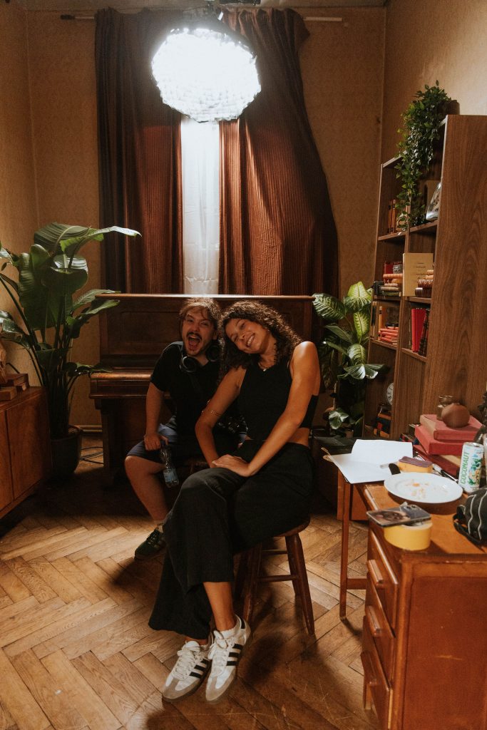 Studio System wygrywa. Na krzesłach siedzą mężczyzna i kobieta, uśmiechają się